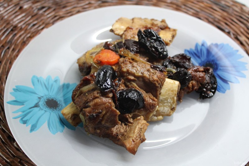 Мясо в фольге с помидорами и черносливом