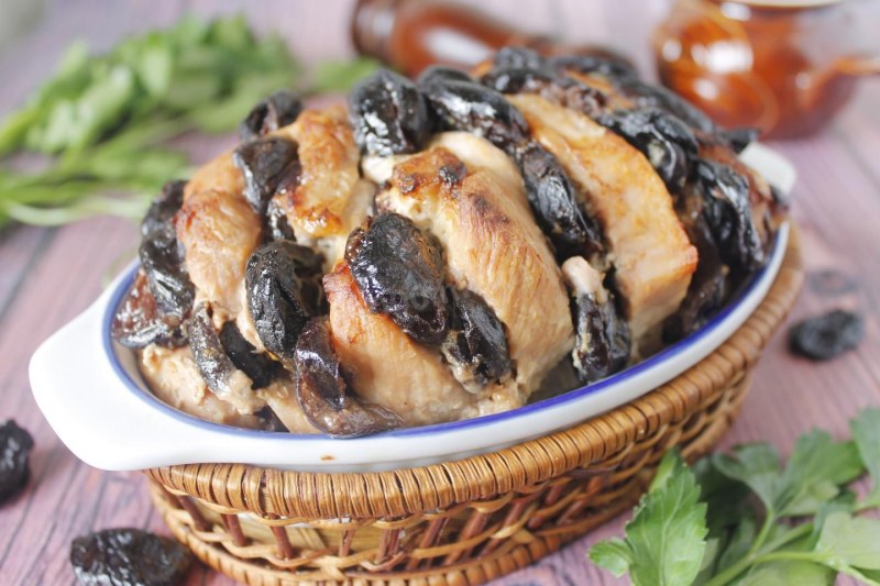 Курица с черносливом в духовке