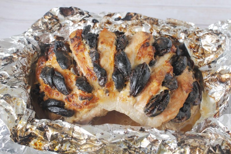 Мясо с черносливом в духовке