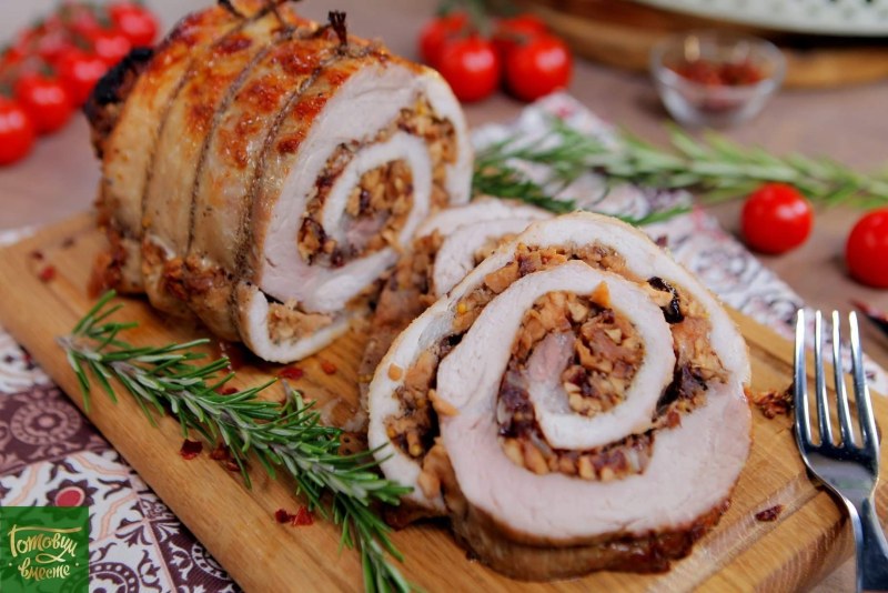 Мясо с черносливом и орехами