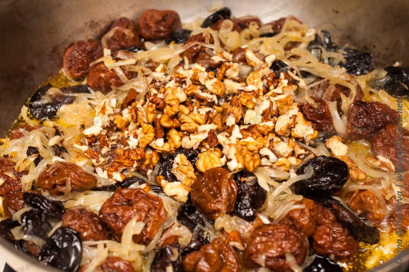 Мясо с черносливом тушеное
