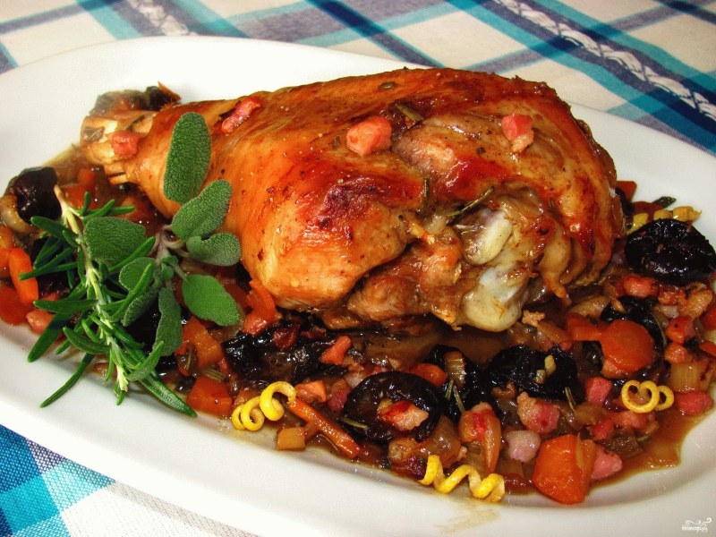Мясо с черносливом и орехами