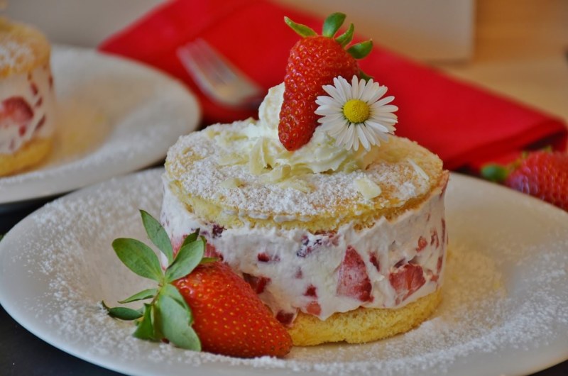 Торт с клубникой и творожным кремом