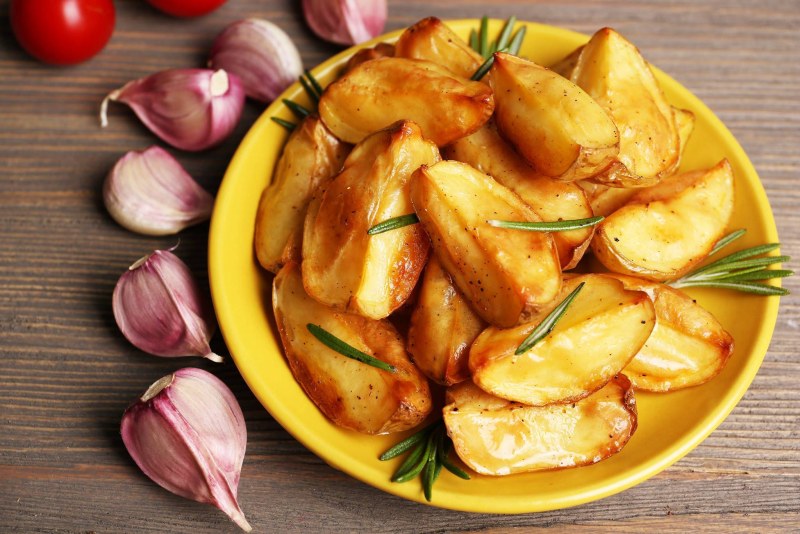 Запечённый картофель в духовке дольками