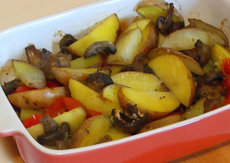 Картошка с грибами в духовке
