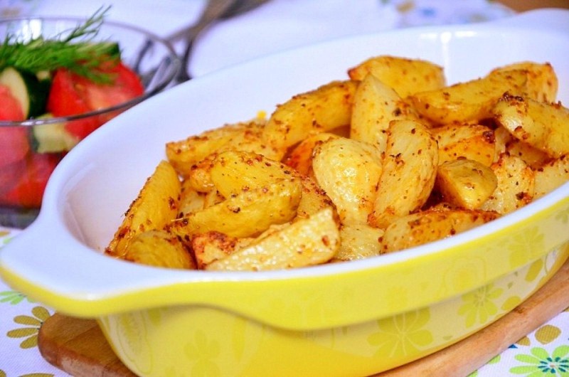 Жареная картошка с кожурой на сковороде