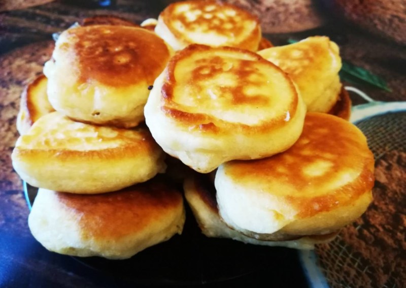 Яблочные оладьи со сметаной