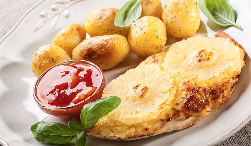 Свинина под ананасами и сыром в духовке
