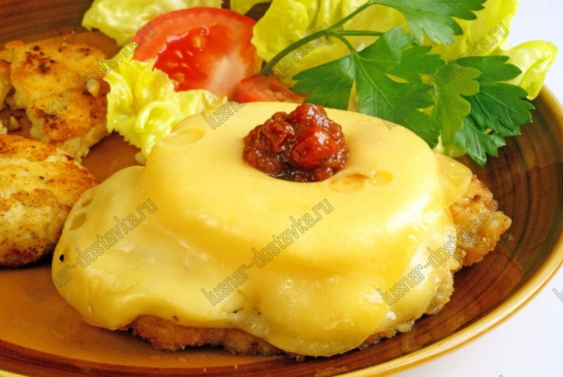 Отбивные с ананасом и сыром в духовке