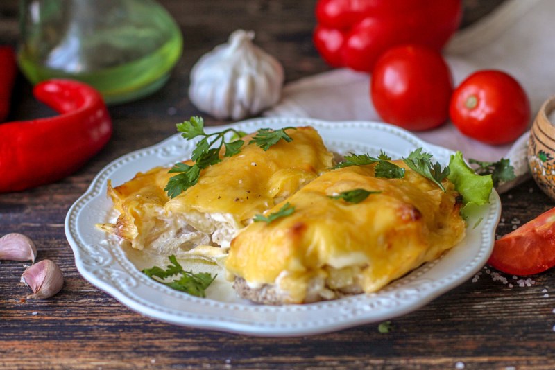 Куриная отбивная с ананасом и сыром в духовке