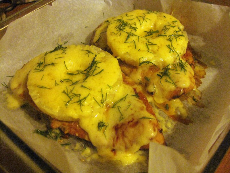 Филе с ананасами и сыром