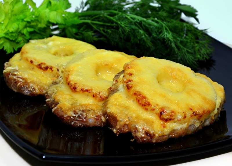 Куриные отбивные с ананасом и сыром