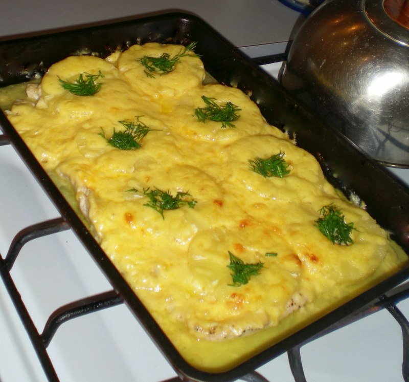 Мясо с ананасами в духовке из свинины