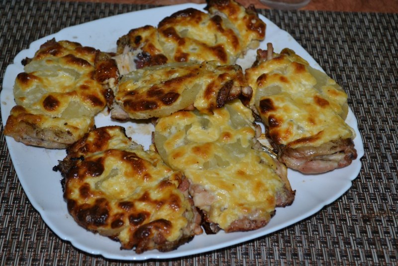 Свинина под ананасами и сыром в духовке
