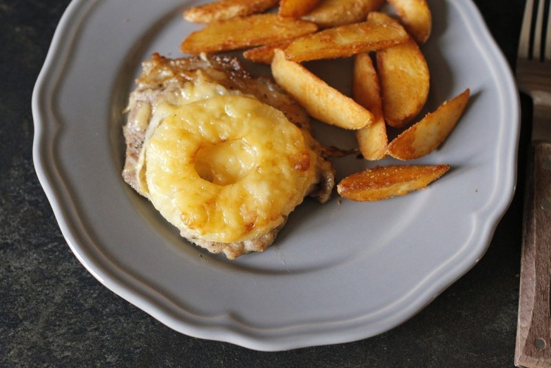 Мясо под ананасами в духовке