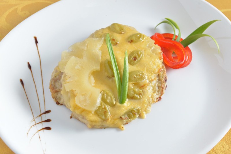Свинина с ананасами на сковороде