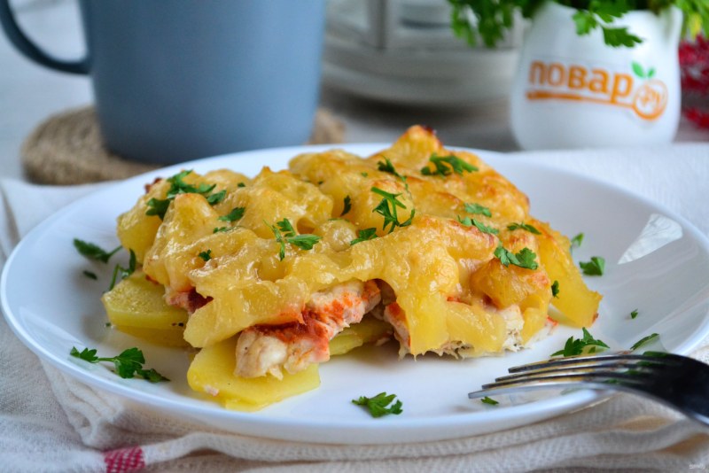 Свинина с ананасами в духовке с сыром и майонезом