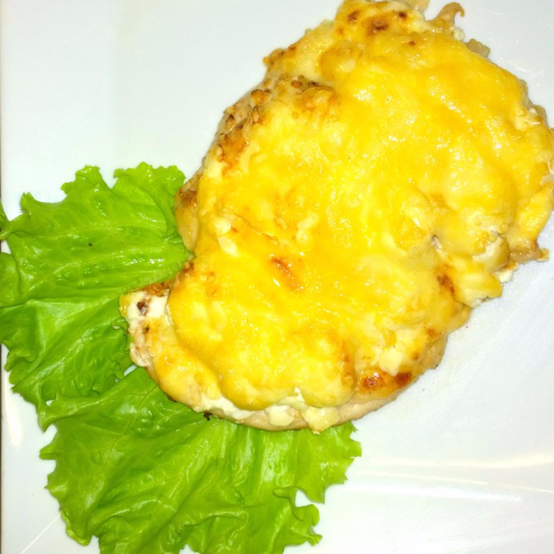 Куриная грудка в духовке с ананасом под сыром