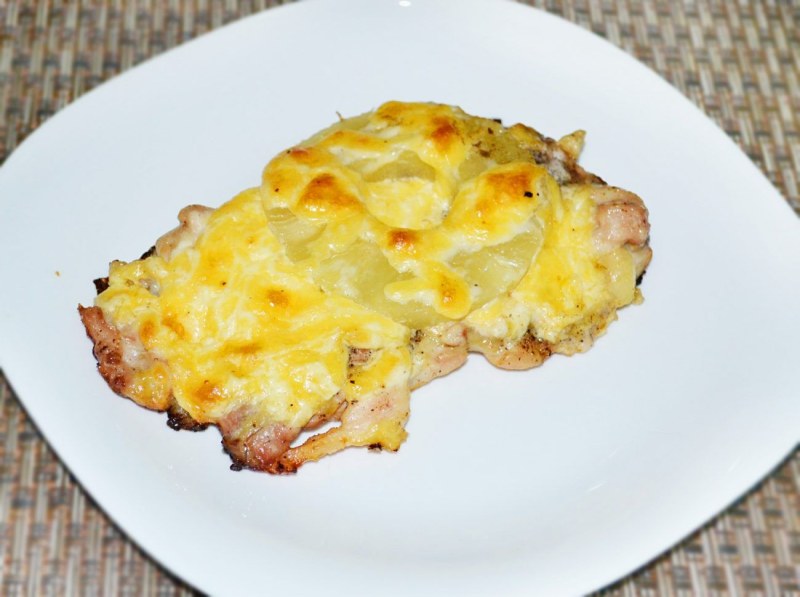 Куриное филе, запеченное с ананасами и сыром