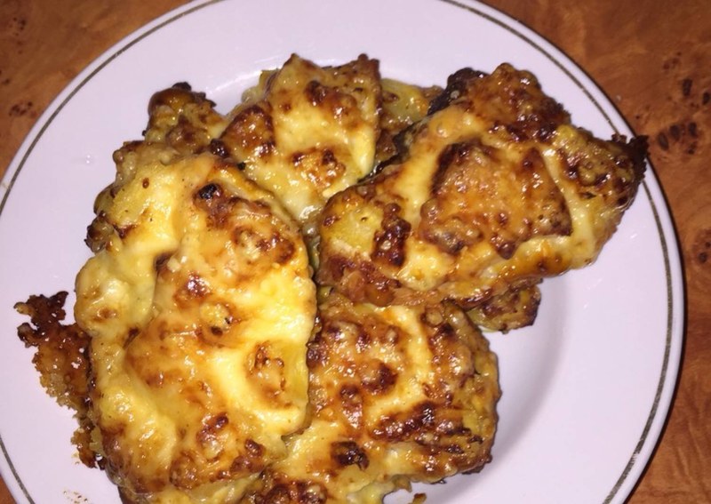 Мясо с ананасами и сыром