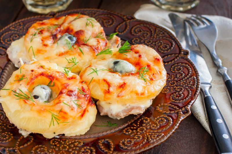 Мясо с ананасами в духовке