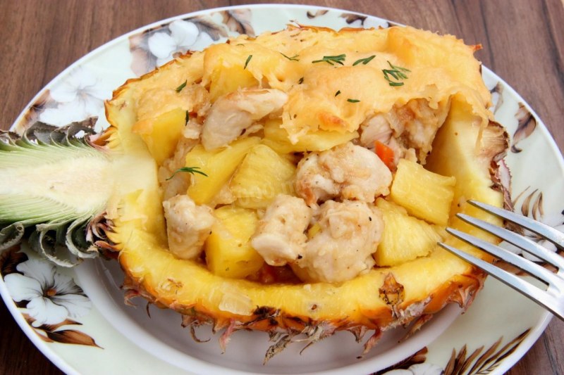 Куриное филе с ананасами и сыром
