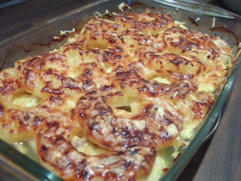 Куриное филе с ананасами и сыром в духовке