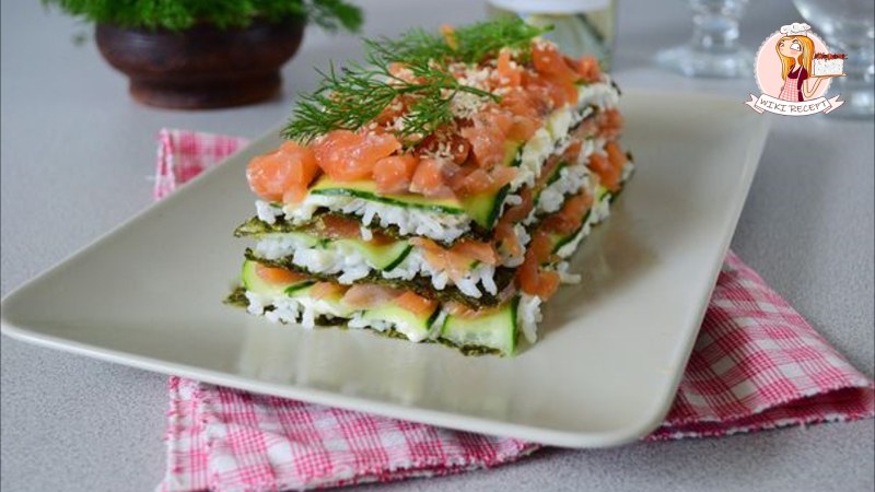 Салат суши слоями с красной рыбой и нори