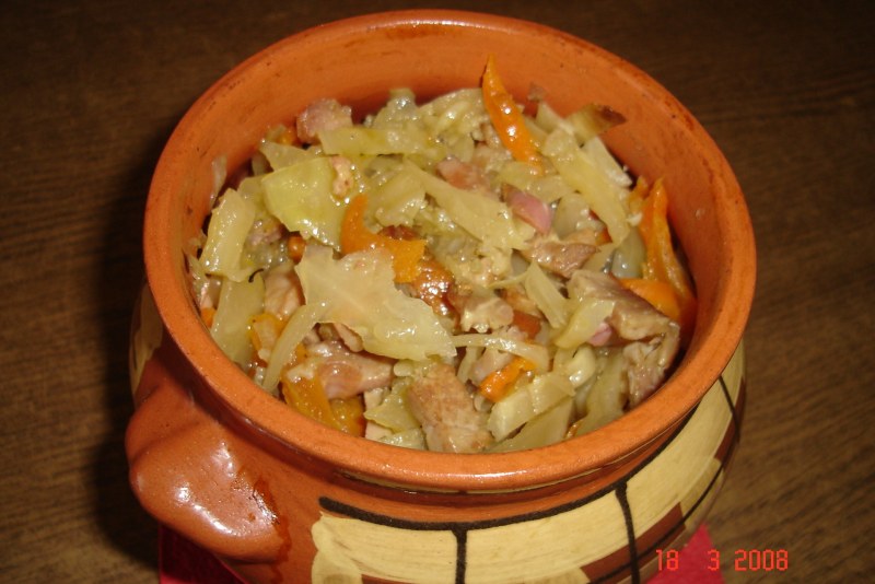 Еда в горшочке с курицей