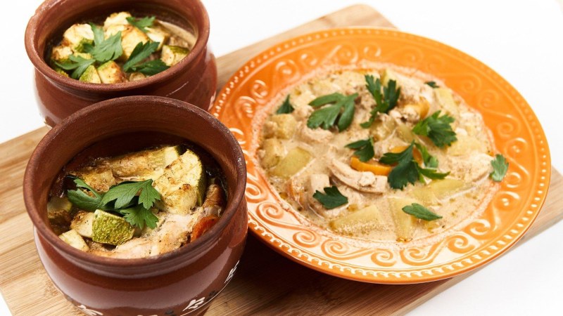 Мясо с овощами в горшочках