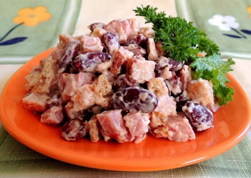 Салат с красной фасолью и сухариками