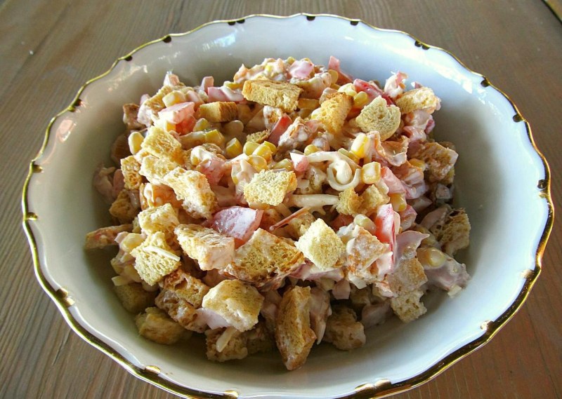 Салат кириешки кукуруза колбаса