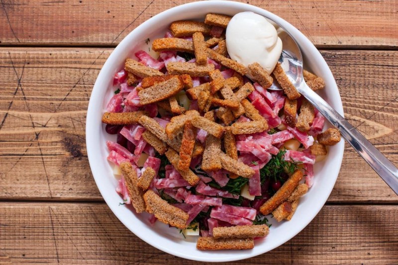 Салат с фасолью и сухариками