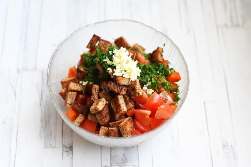 Салат с копчёной грудкой и фасолью и сухариками