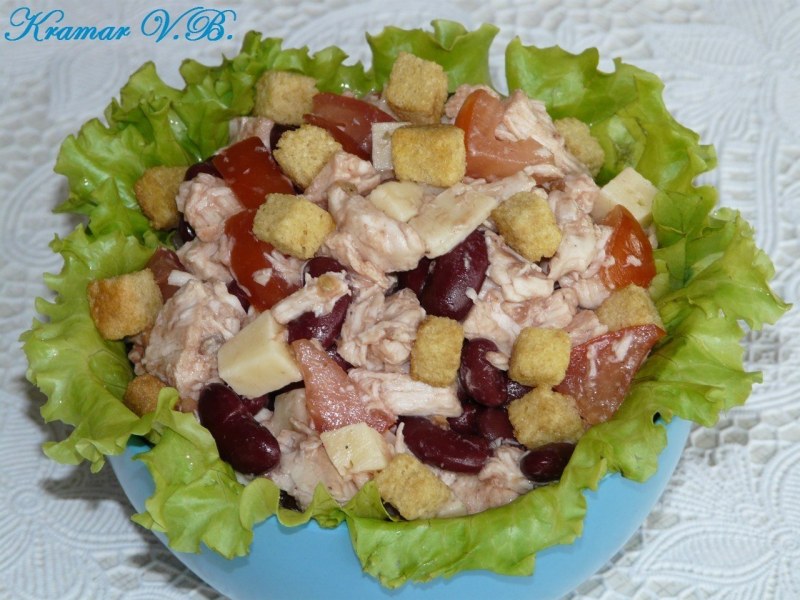 Салат с фасолью и сухариками и курицей и помидорами