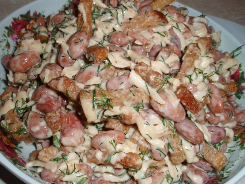 Салат с фасолью и сухариками с чесноком и сыром
