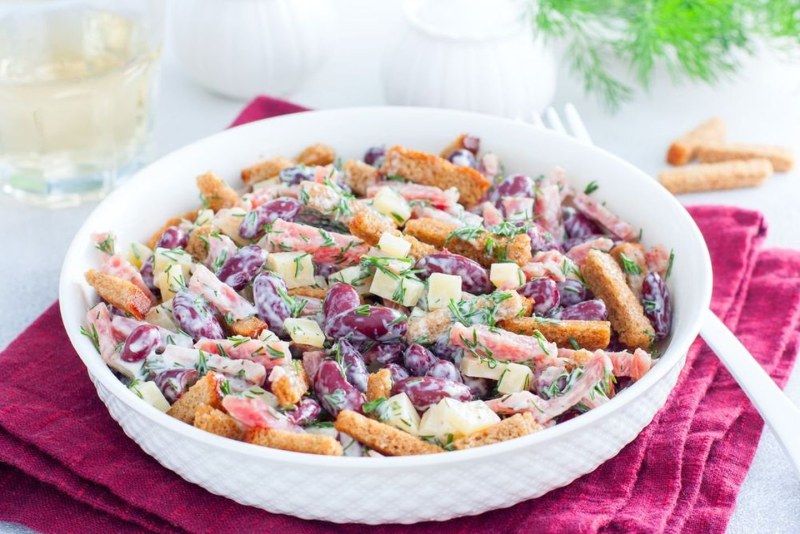Салат с фасолью и копченой колбасой
