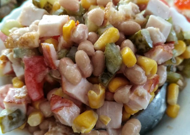 Салат с копчёной курицей и фасолью