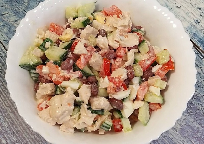 Салат с копчёной грудкой и фасолью