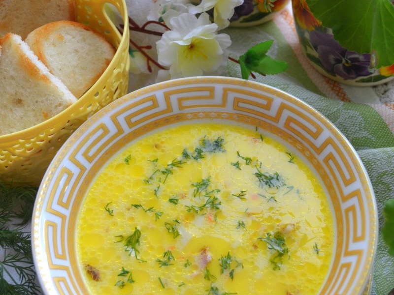 Суп с копченой курицей и плавленным сыром