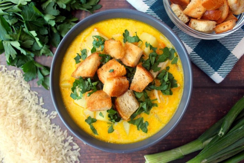 Куриный бульон с гренками