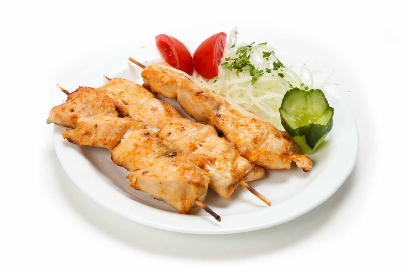 Шашлык куриный на белом фоне
