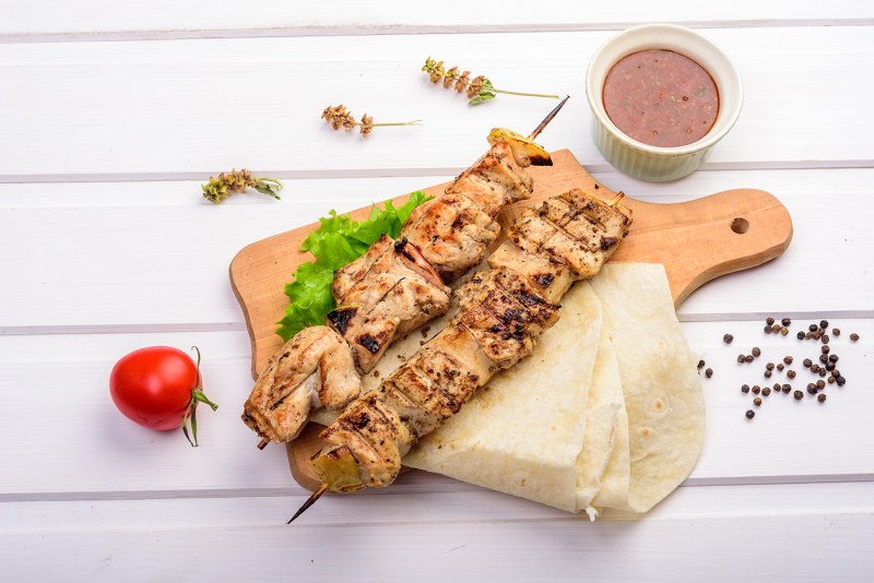 Шашлык на шпажках в духовке из курицы