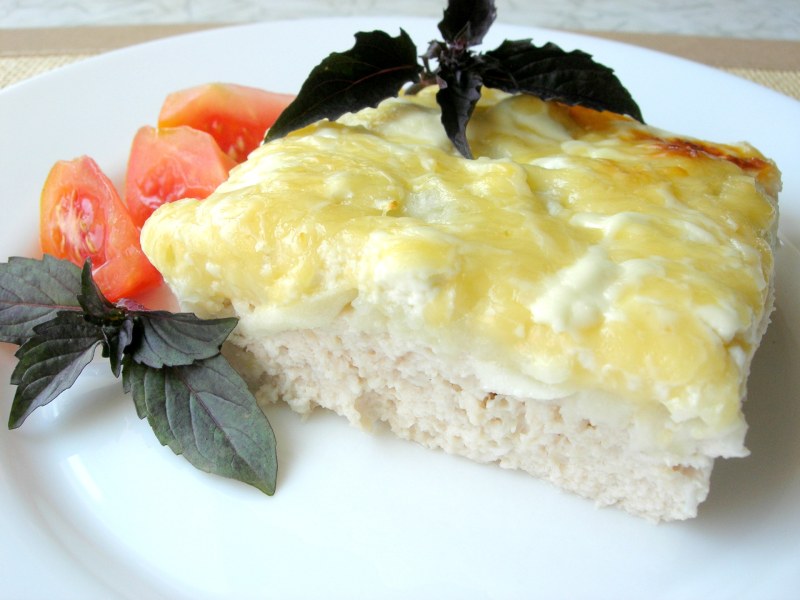 Картошка в духовке с курицей и сыром