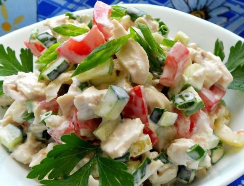 Салат с копченой грудкой и болгарским перцем
