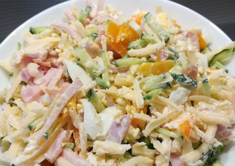 Салат с копченым сыром