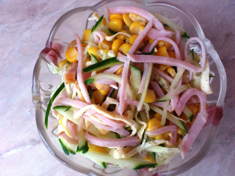 Салат с курицей и помидорами