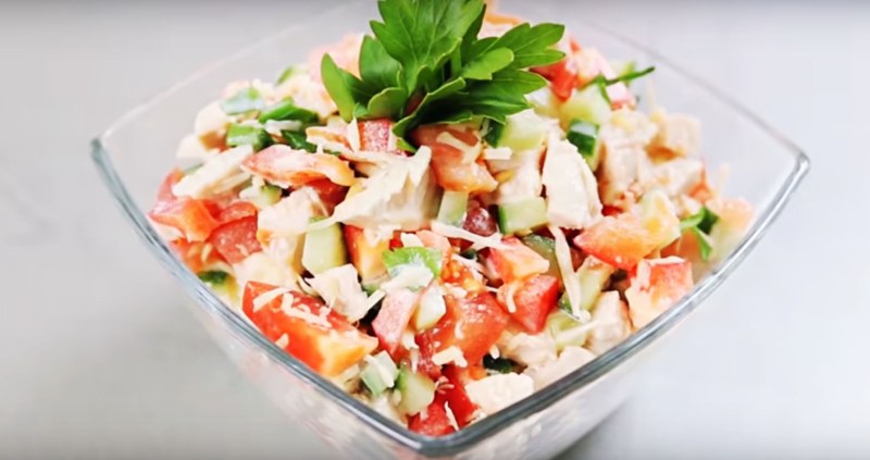 Салат с куриной грудкой и болгарским перцем