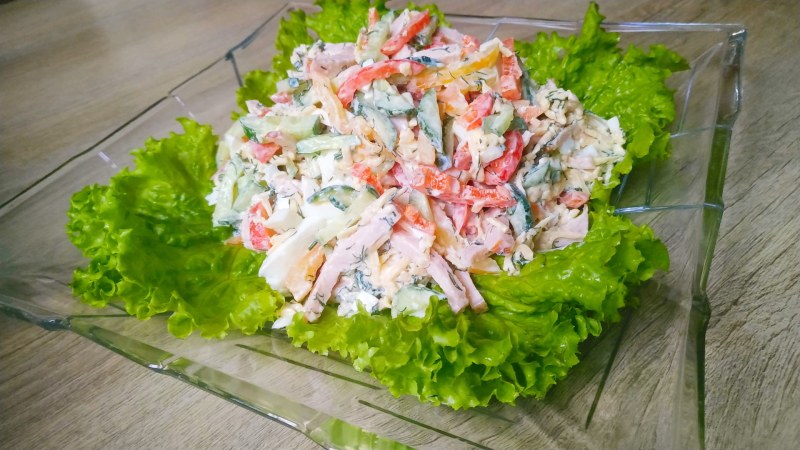 Салат с копчёной колбасой и болгарским перцем