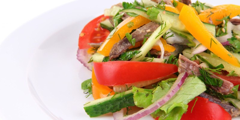 Салат с копченой курицей пекинской капустой и кукурузой